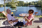 12.09.2020, Immenstadt im Allgu,  am Inselsee fahren die Wakeboarder am Schlepplift ber den See. Zwei Urlauber sitzen am Ufer im Cafe und beobachten die Sportler. Walter und Christa Feil