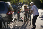 12.09.2020, Immenstadt im Allgu, Ein Rentner-Ehepaar aus dem Allgu packt die E-Bikes auf den Fahrrad-Halter an der Anhngkupplung des Ford-Galaxy. (Modelreleased)