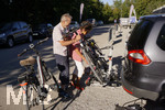 12.09.2020, Immenstadt im Allgu, Ein Rentner-Ehepaar aus dem Allgu packt die E-Bikes auf den Fahrrad-Halter an der Anhngkupplung des Ford-Galaxy. (Modelreleased)
