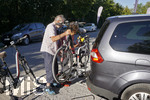 12.09.2020, Immenstadt im Allgu, Ein Rentner-Ehepaar aus dem Allgu packt die E-Bikes auf den Fahrrad-Halter an der Anhngkupplung des Ford-Galaxy. (Modelreleased)