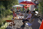12.09.2020, Immenstadt im Allgu,  am Inselsee fahren die Wakeboarder am Schlepplift ber den See. Zwei Urlauber sitzen am Ufer im Cafe und beobachten die Sportler. Walter und Christa Feil