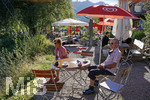 12.09.2020, Immenstadt im Allgu,  am Inselsee fahren die Wakeboarder am Schlepplift ber den See. Zwei Urlauber sitzen am Ufer im Cafe und beobachten die Sportler. Walter und Christa Feil
