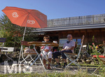 12.09.2020, Immenstadt im Allgu,  am Inselsee fahren die Wakeboarder am Schlepplift ber den See. Zwei Urlauber sitzen am Ufer im Cafe und beobachten die Sportler. Walter und Christa Feil