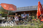 12.09.2020, Immenstadt im Allgu,  am Inselsee fahren die Wakeboarder am Schlepplift ber den See. Zwei Urlauber sitzen am Ufer im Cafe und beobachten die Sportler. Walter und Christa Feil