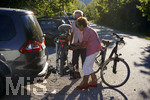 12.09.2020, Immenstadt im Allgu, Ein Rentner-Ehepaar aus dem Allgu packt die E-Bikes auf den Fahrrad-Halter an der Anhngkupplung des Ford-Galaxy. (Modelreleased)