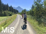 12.09.2020, Immenstadt im Allgu, Ein rstiges Rentner-Ehepaar aus dem Allgu radelt mit E-Bikes den Iller-Radweg bei Fischen richtung Oberstdorf entlang. (Modelreleased)