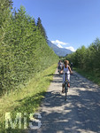 12.09.2020, Immenstadt im Allgu, Ein rstiges Rentner-Ehepaar aus dem Allgu radelt mit E-Bikes den Iller-Radweg bei Fischen richtung Oberstdorf entlang. (Modelreleased)