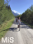 12.09.2020, Immenstadt im Allgu, Ein rstiges Rentner-Ehepaar aus dem Allgu radelt mit E-Bikes den Iller-Radweg bei Fischen richtung Oberstdorf entlang. (Modelreleased)