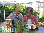 12.09.2020, Oberstdorf im Allgu, Ein rstiges Rentner-Ehepaar aus dem Allgu beim Mittagessen in einem Restaurant. (Modelreleased)