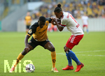 14.09.2020, Fussball DFB Pokal 2020/2021, 1. Runde, SG Dynamo Dresden - Hamburger SV, im Rudolf-Harbig-Stadion Dresden. (L-R) Agyemang Diawusie (Dynamo Dresden), Jeremy Dudziak (Hamburg)


