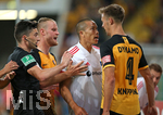 14.09.2020, Fussball DFB Pokal 2020/2021, 1. Runde, SG Dynamo Dresden - Hamburger SV, im Rudolf-Harbig-Stadion Dresden. (L-R) Schiedsrichter Florian Badstbner, Sebastian Mai (Dynamo Dresden), Bobby Wood (Hamburg) und Tim Knipping (Dynamo Dresden)


