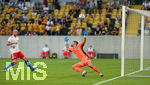 14.09.2020, Fussball DFB Pokal 2020/2021, 1. Runde, SG Dynamo Dresden - Hamburger SV, im Rudolf-Harbig-Stadion Dresden. Tor zum 2:0, (L-R) Toni Leistner (Hamburg), Torwart Daniel Heuer Fernandes (Hamburg)



