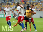 14.09.2020, Fussball DFB Pokal 2020/2021, 1. Runde, SG Dynamo Dresden - Hamburger SV, im Rudolf-Harbig-Stadion Dresden. (L-R) Klaus Gjasula (Hamburg), Agyemang Diawusie (Dynamo Dresden), Jeremy Dudziak (Hamburg)


