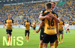 14.09.2020, Fussball DFB Pokal 2020/2021, 1. Runde, SG Dynamo Dresden - Hamburger SV, im Rudolf-Harbig-Stadion Dresden. Jubel (L-R) Torschtze Robin Becker (Dynamo Dresden) und Christoph Daferner (Dynamo Dresden) zum Tor zum 2:0


