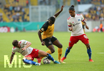 14.09.2020, Fussball DFB Pokal 2020/2021, 1. Runde, SG Dynamo Dresden - Hamburger SV, im Rudolf-Harbig-Stadion Dresden. (L-R) Tim Leibold (Hamburg), Agyemang Diawusie (Dynamo Dresden), Jeremy Dudziak (Hamburg)


