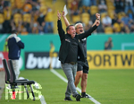 14.09.2020, Fussball DFB Pokal 2020/2021, 1. Runde, SG Dynamo Dresden - Hamburger SV, im Rudolf-Harbig-Stadion Dresden. Jubel (L-R) Trainer Markus Kauczinski (Dynamo Dresden) und Co-Trainer Heiko Scholz (Dynamo Dresden) zum Tor zum 1:0


