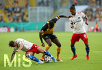 14.09.2020, Fussball DFB Pokal 2020/2021, 1. Runde, SG Dynamo Dresden - Hamburger SV, im Rudolf-Harbig-Stadion Dresden. (L-R) Tim Leibold (Hamburg), Agyemang Diawusie (Dynamo Dresden), Jeremy Dudziak (Hamburg)


