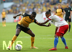 14.09.2020, Fussball DFB Pokal 2020/2021, 1. Runde, SG Dynamo Dresden - Hamburger SV, im Rudolf-Harbig-Stadion Dresden. (L-R) Agyemang Diawusie (Dynamo Dresden), Jeremy Dudziak (Hamburg)


