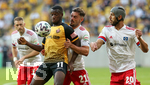 14.09.2020, Fussball DFB Pokal 2020/2021, 1. Runde, SG Dynamo Dresden - Hamburger SV, im Rudolf-Harbig-Stadion Dresden. (L-R) Agyemang Diawusie (Dynamo Dresden), Tim Leibold (Hamburg), Klaus Gjasula (Hamburg)


