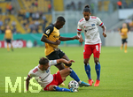 14.09.2020, Fussball DFB Pokal 2020/2021, 1. Runde, SG Dynamo Dresden - Hamburger SV, im Rudolf-Harbig-Stadion Dresden. (L-R) Tim Leibold (Hamburg), Agyemang Diawusie (Dynamo Dresden), Jeremy Dudziak (Hamburg)


