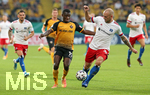 14.09.2020, Fussball DFB Pokal 2020/2021, 1. Runde, SG Dynamo Dresden - Hamburger SV, im Rudolf-Harbig-Stadion Dresden. (L-R) Agyemang Diawusie (Dynamo Dresden), Toni Leistner (Hamburg)


