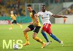 14.09.2020, Fussball DFB Pokal 2020/2021, 1. Runde, SG Dynamo Dresden - Hamburger SV, im Rudolf-Harbig-Stadion Dresden. (L-R) Panagiotis Vlachodimos (Dynamo Dresden), Khaled Narey (Hamburg)


