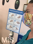16.09.2020, Bad Wrishofen (Unterallgu) Einkaufen in Corona-Virus-Zeiten, in einem Reformhaus steht eine Kundin mit Mundschutz neben dem Spender fr das Hndedesinfektionsmittel. (Modelreleased)