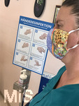 16.09.2020, Bad Wrishofen (Unterallgu) Einkaufen in Corona-Virus-Zeiten, in einem Reformhaus steht eine Kundin mit Mundschutz neben dem Spender fr das Hndedesinfektionsmittel. (Modelreleased) 