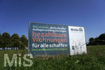 16.09.2020, Bad Wrishofen (Unterallgu), Baumallee im Norden am knftigen Baugebiet am Grtnerweg, Ecke Erlenweg.  Schild der Wohnungsgenossenschaft Mindelheim eG: 