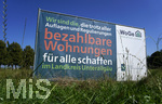 16.09.2020, Bad Wrishofen (Unterallgu), Baumallee im Norden am knftigen Baugebiet am Grtnerweg, Ecke Erlenweg.  Schild der Wohnungsgenossenschaft Mindelheim eG: 