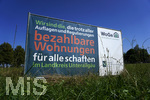 16.09.2020, Bad Wrishofen (Unterallgu), Baumallee im Norden am knftigen Baugebiet am Grtnerweg, Ecke Erlenweg.  Schild der Wohnungsgenossenschaft Mindelheim eG: 