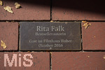 16.09.2020, Bad Wrishofen (Unterallgu), Gedenksteine im Asphalt vor dem Kino in Bad Wrishofen. Bestsellerautorin Rita Falk (Eberhofer-Krimis)