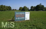16.09.2020, Bad Wrishofen (Unterallgu), Baumallee im Norden am knftigen Baugebiet am Grtnerweg, Ecke Erlenweg.  Schild der Wohnungsgenossenschaft Mindelheim eG: 