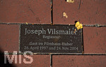 16.09.2020, Bad Wrishofen (Unterallgu), Gedenksteine im Asphalt vor dem Kino in Bad Wrishofen. Regisseur Joseph Vilsmaier