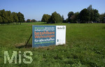 16.09.2020, Bad Wrishofen (Unterallgu), Baumallee im Norden am knftigen Baugebiet am Grtnerweg, Ecke Erlenweg.  Schild der Wohnungsgenossenschaft Mindelheim eG: 