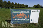 16.09.2020, Bad Wrishofen (Unterallgu), Baumallee im Norden am knftigen Baugebiet am Grtnerweg, Ecke Erlenweg.  Schild der Wohnungsgenossenschaft Mindelheim eG: 