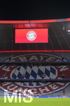18.09.2020, Fussball 1. Bundesliga 2020/2021, 01. Spieltag, FC Bayern Mnchen - FC Schalke 04, in der Allianz-Arena Mnchen.    Anzeigetafel mit dem Logo des FC Bayern.  Auf den Sitzschalen der Nordtribne ist das Logo auch zu sehen.


