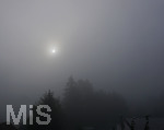 23.09.2020, Der Nebel am Himmel verdeckt die Morgensonne. 