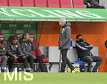 26.09.2020, Fussball 1. Bundesliga 2020/2021, 2. Spieltag, FC Augsburg Borussia Dortmund, in der WWK-Arena Augsburg,  re: Trainer Lucien Favre (Dortmund) nachdenklich.


