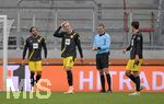 26.09.2020, Fussball 1. Bundesliga 2020/2021, 2. Spieltag, FC Augsburg Borussia Dortmund, in der WWK-Arena Augsburg,   Julian Brandt (mitte, Dortmund) frustriert.


