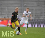 26.09.2020, Fussball 1. Bundesliga 2020/2021, 2. Spieltag, FC Augsburg Borussia Dortmund, in der WWK-Arena Augsburg, v.li: Julian Brandt (Dortmund) gegen Andre Hahn (FC Augsburg).


