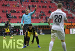 26.09.2020, Fussball 1. Bundesliga 2020/2021, 2. Spieltag, FC Augsburg Borussia Dortmund, in der WWK-Arena Augsburg,  Schiedsrichter Martin Petersen zeigt.


