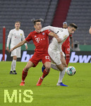 15.10.2020, Fussball DFB-Pokal 2020/2021, 1.Runde, 1.FC Dren - FC Bayern Mnchen, in der Allianz-Arena Mnchen.    v.l. Marc Roca (FC Bayern Mnchen) gegen Gjorgji Antoski (Dren) 


