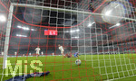 15.10.2020, Fussball DFB-Pokal 2020/2021, 1.Runde, 1.FC Dren - FC Bayern Mnchen, in der Allianz-Arena Mnchen.  Eric Maxim Choupo-Moting (FC Bayern Mnchen) trifft zum 1:0 gegen Torwart Kevin Jackmuth (Dren)   



