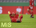 15.10.2020, Fussball DFB-Pokal 2020/2021, 1.Runde, 1.FC Dren - FC Bayern Mnchen, in der Allianz-Arena Mnchen.  Armando Sieb (Bayern Mnchen) verletzt am Boden.


