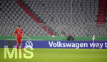 15.10.2020, Fussball DFB-Pokal 2020/2021, 1.Runde, 1.FC Dren - FC Bayern Mnchen, in der Allianz-Arena Mnchen. Werbebande Volkswagen. Marc Roca (FC Bayern Mnchen) 

