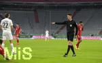 15.10.2020, Fussball DFB-Pokal 2020/2021, 1.Runde, 1.FC Dren - FC Bayern Mnchen, in der Allianz-Arena Mnchen.  Schiedsrichter Dr. Matthias Jllenbeck zeigt auf Elfmeter. 


