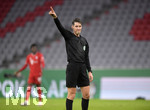 15.10.2020, Fussball DFB-Pokal 2020/2021, 1.Runde, 1.FC Dren - FC Bayern Mnchen, in der Allianz-Arena Mnchen.  Schiedsrichter Dr. Matthias Jllenbeck zeigt. 


