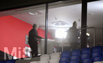 15.10.2020, Fussball DFB-Pokal 2020/2021, 1.Runde, 1.FC Dren - FC Bayern Mnchen, in der Allianz-Arena Mnchen.  Im Fernsehstudio hoch ber den Tribnen, Toni Schuhmacher (li) als Experte


