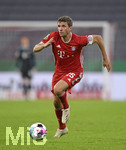 15.10.2020, Fussball DFB-Pokal 2020/2021, 1.Runde, 1.FC Dren - FC Bayern Mnchen, in der Allianz-Arena Mnchen. Thomas Mller (FC Bayern Mnchen) am Ball.


